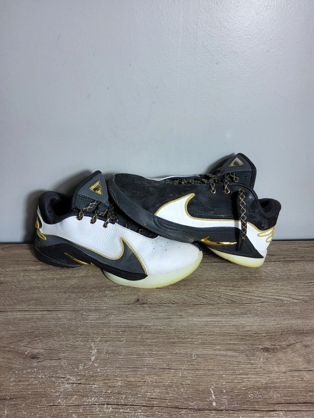 Size 9.5 Nike LeBron XXII ‘Mogul’ White Black Gold